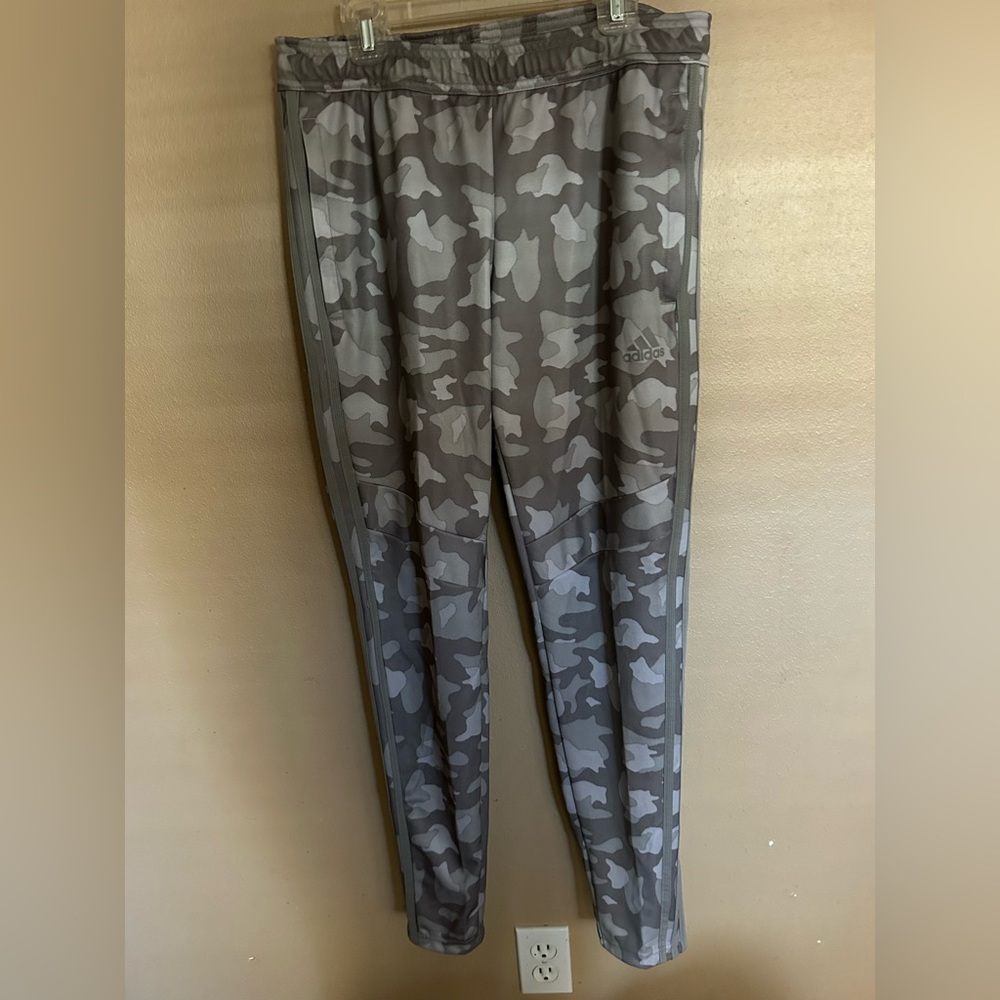 NEW Adidas camo sweatpants in S